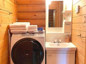 eine Waschmaschine im Bad mit Waschbecken in der Unterkunft A Private Log House with Mt Fuji View & Piano - "Thangtong House Japan" in Kannami