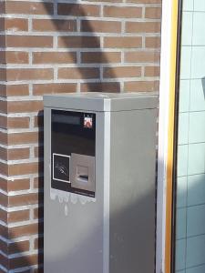 a machine is sitting against a brick wall at Caravan Petiet in Buren