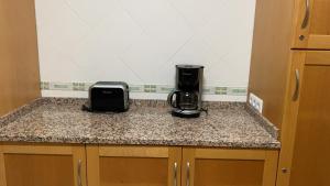 eine Küchentheke mit Kaffeemaschine und Toaster in der Unterkunft BayView Albufeira in Albufeira