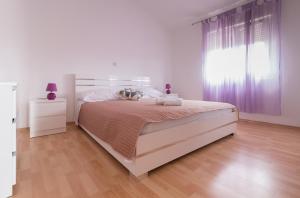 Postelja oz. postelje v sobi nastanitve Apartment Nikol with big garden and terrace 350 meters from the sea - by TA Leut agency