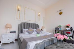 Una cama o camas en una habitación de Seaview Palm Villa 17 Biệt Thự Hồ Bơi View Biển Vũng Tàu