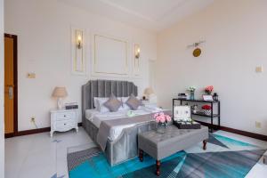 Una cama o camas en una habitación de Seaview Palm Villa 17 Biệt Thự Hồ Bơi View Biển Vũng Tàu