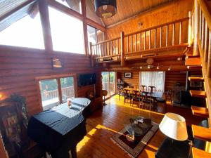 Posezení v ubytování A Private Log House with Mt Fuji View & Piano - "Thangtong House Japan"