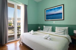 A bed or beds in a room at Kalamata Art Rooms