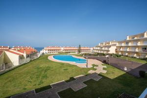 een luchtzicht op een tuin met een zwembad bij Casa da Praia in Ericeira