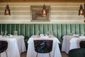 Restoran või mõni muu söögikoht majutusasutuses Hotel Hirzer 2781