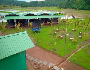 eine Luftansicht auf einen Park mit Spielplatz in der Unterkunft Jungle retreat dandeli - Homestay in Joida