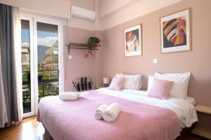 A bed or beds in a room at Kalamata Art Rooms