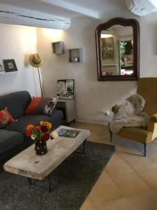 a living room with a couch and a table at La 54 Provence in LʼIsle-sur-la-Sorgue