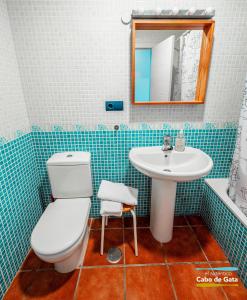 ラ・イスレタ・デル・モロにあるLA ISLETA IIのバスルーム(トイレ、洗面台付)