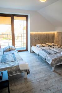 レバにあるGdynia noclegi NaFali Rewaのベッドルーム1室(ベッド2台、大きな窓付)
