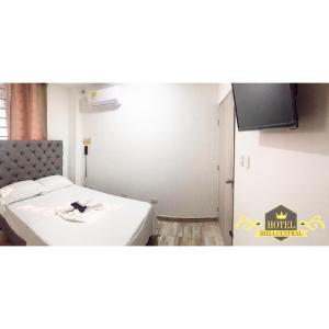 Cette petite chambre comprend un lit et une table blanche. dans l'établissement Hotel ibiza Central, à Montería