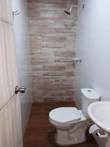 ein Bad mit einem WC und einem Waschbecken in der Unterkunft Hotel ibiza Central in Montería