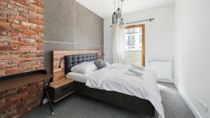 Un pat sau paturi într-o cameră la Apartamenty Sun & Snow w Novum Kraków