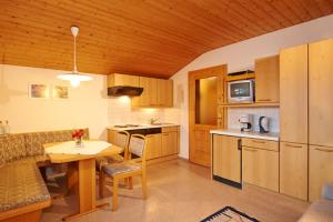 een keuken met een tafel en een eetkamer bij Appartment Rettenwender in Filzmoos +28 foto's