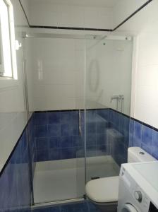 a bathroom with a glass shower and a toilet at TurAlmeria - Casa con Muy buenas Vistas en Pozo de los Frailes in El Pozo de los Frailes