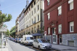 eine Stadtstraße mit am Straßenrand geparkten Autos in der Unterkunft Always Easy I Ondarreta in San Sebastián