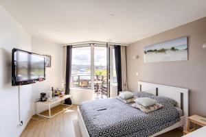 Кровать или кровати в номере Deauville-Port - Escapade Deauvillaise dans un charmant studio