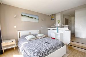 Кровать или кровати в номере Deauville-Port - Escapade Deauvillaise dans un charmant studio