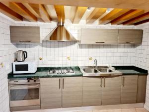 Kuchyňa alebo kuchynka v ubytovaní Casa Colonna Montegrotto terme