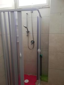 y baño con ducha y puerta de cristal. en Callipigia, en Marsala