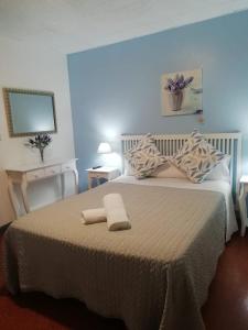 a bedroom with a bed with two towels on it at Pension Kaia in San Sebastián