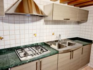 Kuchyňa alebo kuchynka v ubytovaní Casa Colonna Montegrotto terme