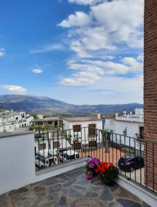 een balkon met uitzicht op een stad bij Casa Carmen in Laroles