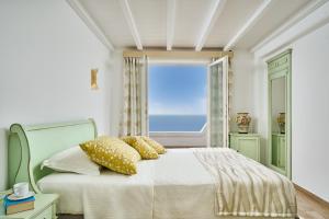 Кровать или кровати в номере Arte & Mare Elia Luxury Suites and Villas
