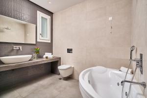Ванная комната в Arte & Mare Elia Luxury Suites and Villas