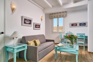 Гостиная зона в Arte & Mare Elia Luxury Suites and Villas