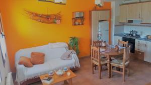 une cuisine avec une petite table et une cuisine avec une table ainsi qu'une chambre dans l'établissement Casa Castel Turismo Rural, à Serrate