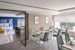 une salle à manger avec des tables, des chaises et un piano dans l'établissement Juliana Hotel Cannes, à Cannes