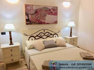 1 dormitorio con 1 cama con 2 mesitas de noche y 2 lámparas en Le Rose Suite Apartments, en Galatone