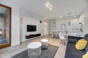 Televízia a/alebo spoločenská miestnosť v ubytovaní Dom & House - Apartamenty Nadmorski Dwór