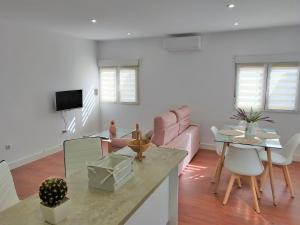 ein Wohnzimmer mit einem Sofa und einem Tisch in der Unterkunft Apartamentos R66 in Cáceres