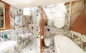 فندق ميميز سوهو في لندن: حمام مع حوض ومغسلة ومرحاض