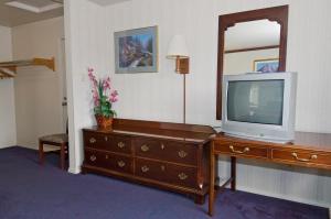 TV a/nebo společenská místnost v ubytování Sequim Bay Lodge