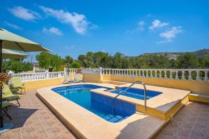 una piscina su un patio accanto a una casa di Finca Bilou ad Aigues