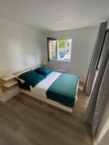 1 dormitorio con cama y ventana en Annecy coeur de ville et du lac, en Annecy