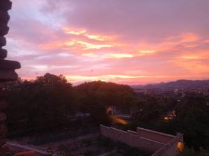 - une vue sur le coucher du soleil depuis un bâtiment dans l'établissement Alda Centro Pamplona, à Pampelune
