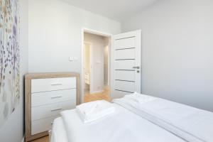 Giường trong phòng chung tại Apartment Klifowa Resort with SPA, Fitness & Kids Room by Noclegi Renters