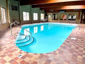 uma grande piscina com água azul num edifício em Beartooth Hideaway Inn & Cabins em Red Lodge