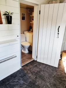 Kamar mandi di Lillstugan - Centralt och havsnära i lugnt villområde