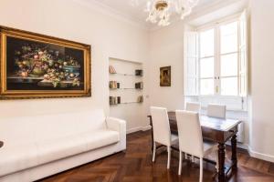 salon z białą kanapą i stołem w obiekcie Vatican Large Comfortable Apartment w Rzymie