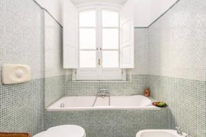 łazienka z wanną, toaletą i umywalką w obiekcie Vatican Large Comfortable Apartment w Rzymie