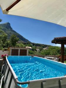 una grande piscina blu seduta su un balcone di Villa paradiso a Maratea