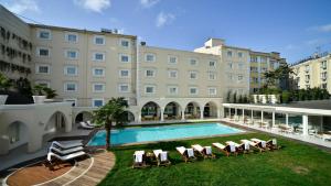 Swimmingpoolen hos eller tæt på Holiday Inn Istanbul City by IHG