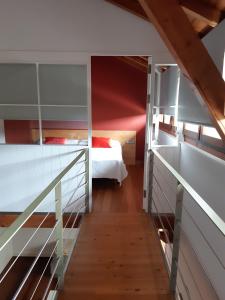 Una escalera que conduce a un dormitorio con cama en CASA RURAL AINGERU NATURALEZA Y MONTAÑA en Oñate