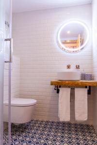 uma casa de banho com um lavatório, um WC e um espelho. em Lisbon Chillout Apartments em Lisboa